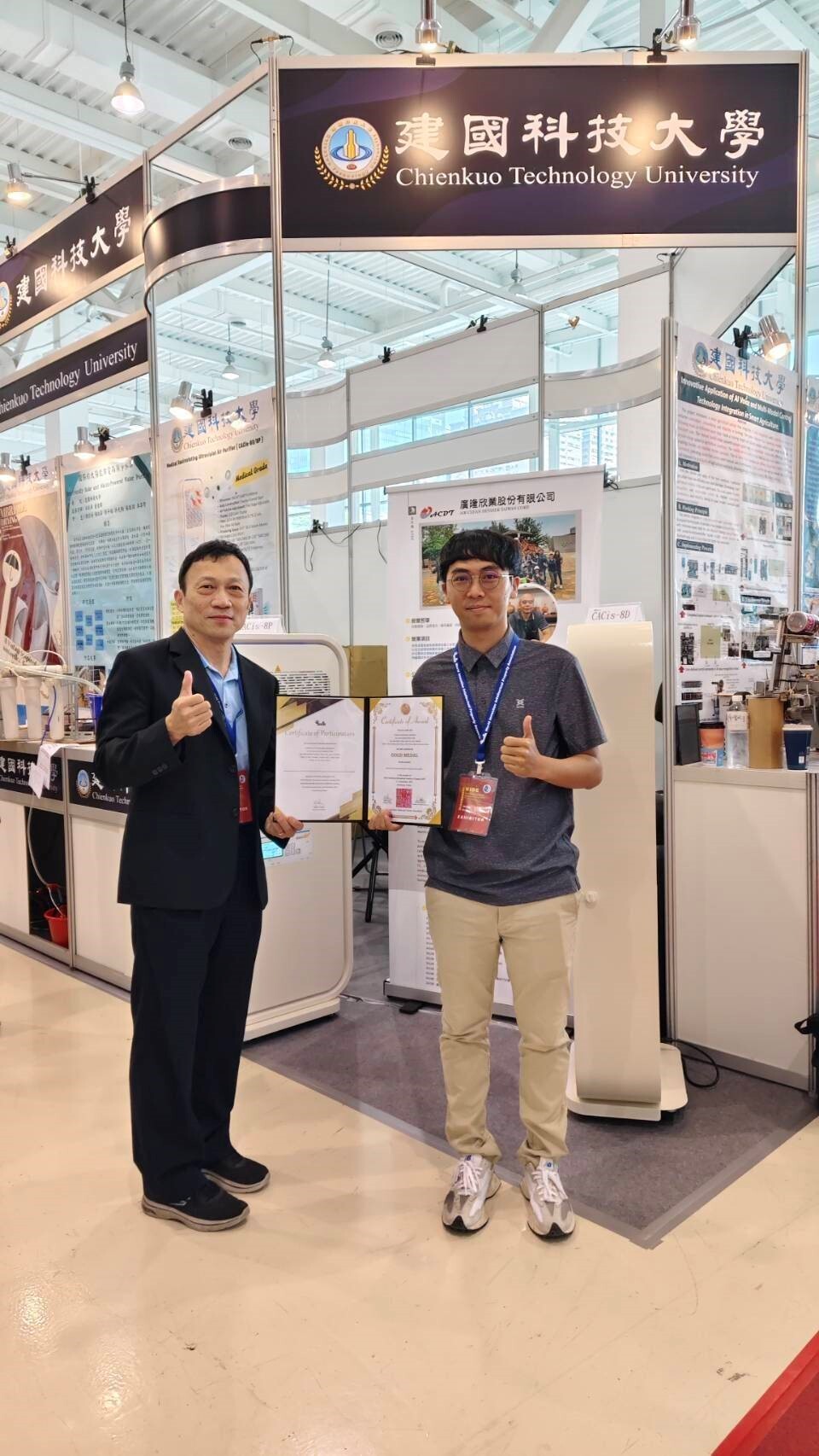 建國科大參加高雄發明展 勇奪4金3銀3銅並獲大會鉑金獎 【本校訊】 本校參加2025年12月4日至6日於高雄展覽館舉辦之「2025 高雄國際發明暨設計展 KIDE」，成果豐碩！本次共計推出10項學生創新作品參展，涵蓋智慧農業、環境永續、醫療輔具及創新生活設計等多元領域，所有參賽作品全數榮獲獎項，展現本校創新研發能量及教學實踐成果。 本次參展作品榮獲： 金牌獎：共4件，指導教師分別為廖仁傑老師、紀捷聰老師、卓武舜老師、張傳旺老師。 銀牌獎：共3件，指導教師分別為施靜君老師、吳秋錦老師、張瑋佳老師。 銅牌獎：共3件，指導教師分別為郭鴻耀老師、蕭蓉禎主任、黃顧文老師。 其中由廖仁傑老師指導之「廢用再循環紫外線空氣淨化機」更獲評審高度肯定，榮獲大會特別獎-鉑金獎，為本校再添榮耀。 參展作品亮點包括： AI語音多模控制技術於智慧農業應用：融合物聯網與語音互動系統，提升農業智慧管理效率。（金牌） 多旋翼UAV無人機應用GPS導航之無線充電裝置：創新整合無人機導航與綠能充電技術，應用潛力高。（金牌） 深保的太陽能市電兩用淨水器：兼顧離網與市電雙模運作，落實偏鄉安全飲水願景。（金牌） 嬰兒專用照護型點滴架：具備傾斜調整與護欄設計，提升嬰幼兒醫療照護品質。（銅牌） 本次獲獎作品由多位教師指導，橫跨電機系、機械系、商品遊戲系、經管系與美容系，學生們展現高度創意與實作能力，體現「做中學、學中創」之教學理念與跨域整合成果。 本校將持續鼓勵師生投入創新設計與發明實作，藉由參與國內外競賽拓展學生國際視野，強化實務能力，為培育具備解決問題與永續創新能力的優秀人才而努力。   研發長彭思顯獲邀擔任開幕剪綵儀式嘉賓   本校全體人員獲獎合影     廖仁傑老師「廢用再循環紫外線空氣淨化機」作品獲得大會特別獎-鉑金獎及金牌獎項   張傳旺老師「多旋翼UAV無人機應用GPS導航之無線充電裝置」作品獲頒金牌榮譽