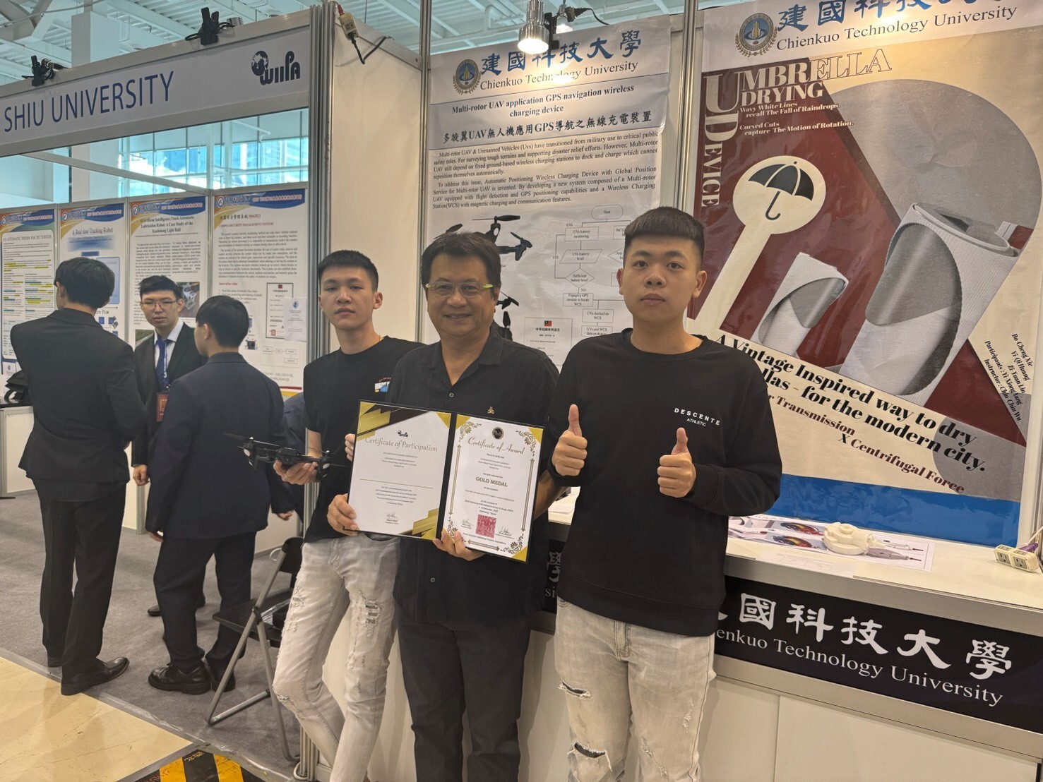 建國科大參加高雄發明展 勇奪4金3銀3銅並獲大會鉑金獎 【本校訊】 本校參加2025年12月4日至6日於高雄展覽館舉辦之「2025 高雄國際發明暨設計展 KIDE」,成果豐碩!本次共計推出10項學生創新作品參展,涵蓋智慧農業、環境永續、醫療輔具及創新生活設計等多元領域,所有參賽作品全數榮獲獎項,展現本校創新研發能量及教學實踐成果。 本次參展作品榮獲: 金牌獎:共4件,指導教師分別為廖仁傑老師、紀捷聰老師、卓武舜老師、張傳旺老師。 銀牌獎:共3件,指導教師分別為施靜君老師、吳秋錦老師、張瑋佳老師。 銅牌獎:共3件,指導教師分別為郭鴻耀老師、蕭蓉禎主任、黃顧文老師。 其中由廖仁傑老師指導之「廢用再循環紫外線空氣淨化機」更獲評審高度肯定,榮獲大會特別獎-鉑金獎,為本校再添榮耀。 參展作品亮點包括: AI語音多模控制技術於智慧農業應用:融合物聯網與語音互動系統,提升農業智慧管理效率。(金牌) 多旋翼UAV無人機應用GPS導航之無線充電裝置:創新整合無人機導航與綠能充電技術,應用潛力高。(金牌) 深保的太陽能市電兩用淨水器:兼顧離網與市電雙模運作,落實偏鄉安全飲水願景。(金牌) 嬰兒專用照護型點滴架:具備傾斜調整與護欄設計,提升嬰幼兒醫療照護品質。(銅牌) 本次獲獎作品由多位教師指導,橫跨電機系、機械系、商品遊戲系、經管系與美容系,學生們展現高度創意與實作能力,體現「做中學、學中創」之教學理念與跨域整合成果。 本校將持續鼓勵師生投入創新設計與發明實作,藉由參與國內外競賽拓展學生國際視野,強化實務能力,為培育具備解決問題與永續創新能力的優秀人才而努力。 研發長彭思顯獲邀擔任開幕剪綵儀式嘉賓 本校全體人員獲獎合影 廖仁傑老師「廢用再循環紫外線空氣淨化機」作品獲得大會特別獎-鉑金獎及金牌獎項 張傳旺老師「多旋翼UAV無人機應用GPS導航之無線充電裝置」作品獲頒金牌榮譽