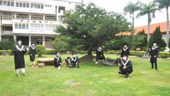 建國科大為了防疫取消畢業典禮仍有八位曾經擔任過學生自治會的應屆畢業生相約返校自己校園巡禮拍照留紀念。
