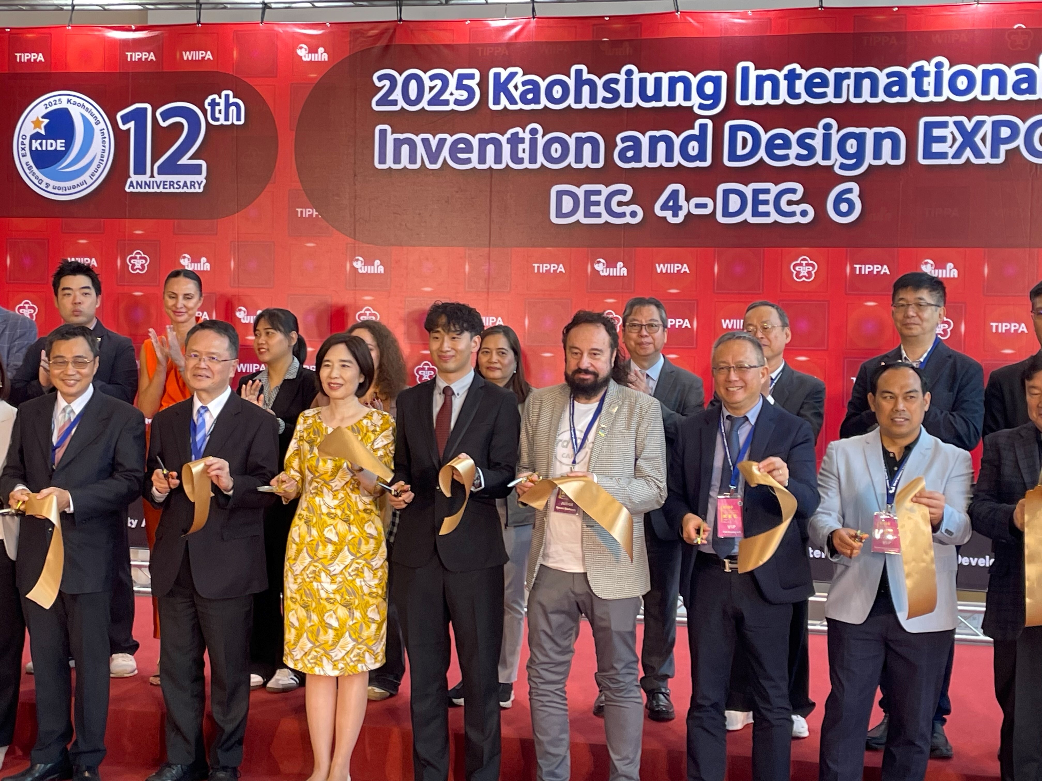 建國科大參加高雄發明展 勇奪4金3銀3銅並獲大會鉑金獎 【本校訊】 本校參加2025年12月4日至6日於高雄展覽館舉辦之「2025 高雄國際發明暨設計展 KIDE」,成果豐碩!本次共計推出10項學生創新作品參展,涵蓋智慧農業、環境永續、醫療輔具及創新生活設計等多元領域,所有參賽作品全數榮獲獎項,展現本校創新研發能量及教學實踐成果。 本次參展作品榮獲: 金牌獎:共4件,指導教師分別為廖仁傑老師、紀捷聰老師、卓武舜老師、張傳旺老師。 銀牌獎:共3件,指導教師分別為施靜君老師、吳秋錦老師、張瑋佳老師。 銅牌獎:共3件,指導教師分別為郭鴻耀老師、蕭蓉禎主任、黃顧文老師。 其中由廖仁傑老師指導之「廢用再循環紫外線空氣淨化機」更獲評審高度肯定,榮獲大會特別獎-鉑金獎,為本校再添榮耀。 參展作品亮點包括: AI語音多模控制技術於智慧農業應用:融合物聯網與語音互動系統,提升農業智慧管理效率。(金牌) 多旋翼UAV無人機應用GPS導航之無線充電裝置:創新整合無人機導航與綠能充電技術,應用潛力高。(金牌) 深保的太陽能市電兩用淨水器:兼顧離網與市電雙模運作,落實偏鄉安全飲水願景。(金牌) 嬰兒專用照護型點滴架:具備傾斜調整與護欄設計,提升嬰幼兒醫療照護品質。(銅牌) 本次獲獎作品由多位教師指導,橫跨電機系、機械系、商品遊戲系、經管系與美容系,學生們展現高度創意與實作能力,體現「做中學、學中創」之教學理念與跨域整合成果。 本校將持續鼓勵師生投入創新設計與發明實作,藉由參與國內外競賽拓展學生國際視野,強化實務能力,為培育具備解決問題與永續創新能力的優秀人才而努力。 研發長彭思顯獲邀擔任開幕剪綵儀式嘉賓 本校全體人員獲獎合影 廖仁傑老師「廢用再循環紫外線空氣淨化機」作品獲得大會特別獎-鉑金獎及金牌獎項 張傳旺老師「多旋翼UAV無人機應用GPS導航之無線充電裝置」作品獲頒金牌榮譽