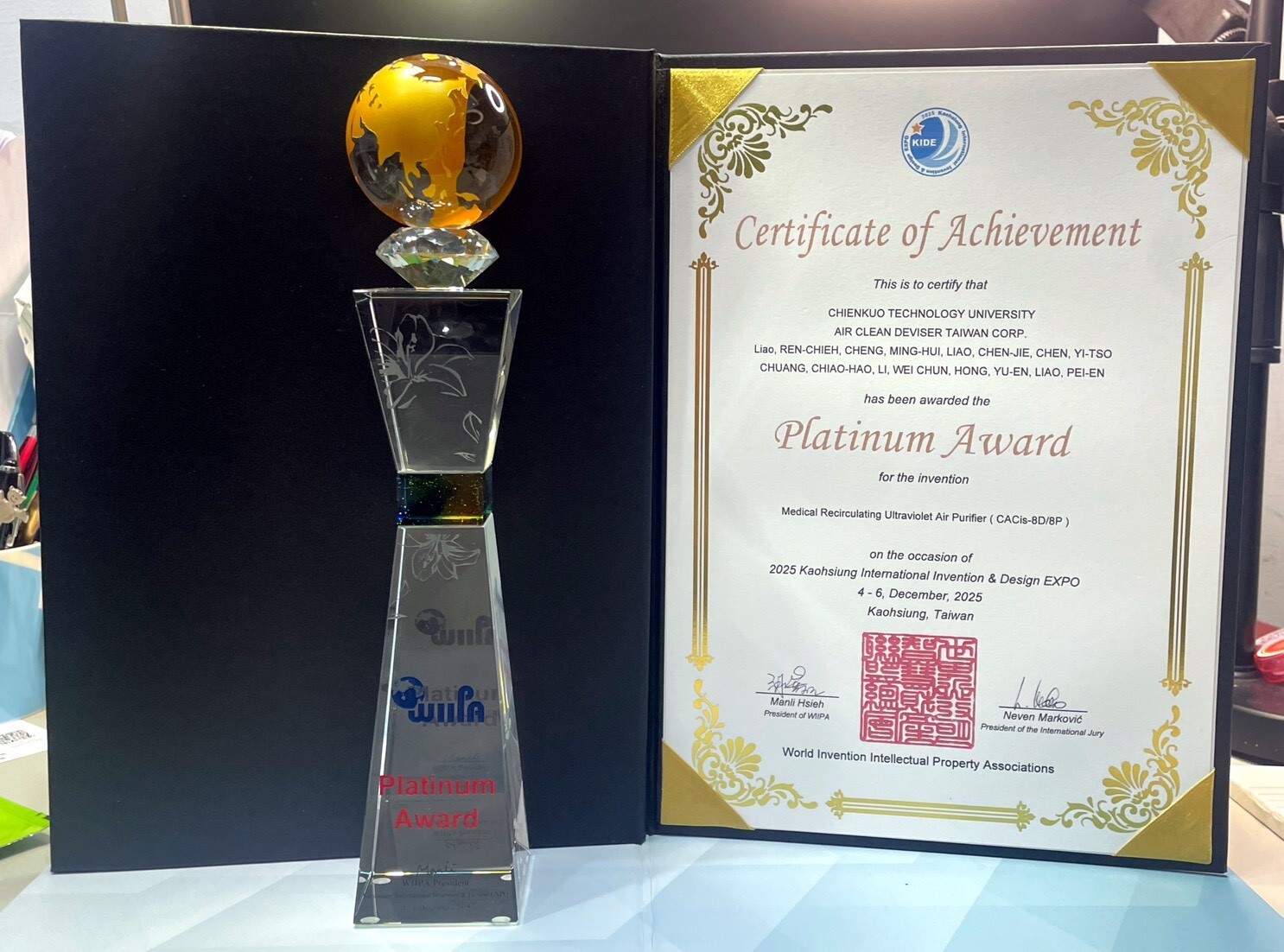 建國科大參加高雄發明展 勇奪4金3銀3銅並獲大會鉑金獎 【本校訊】 本校參加2025年12月4日至6日於高雄展覽館舉辦之「2025 高雄國際發明暨設計展 KIDE」,成果豐碩!本次共計推出10項學生創新作品參展,涵蓋智慧農業、環境永續、醫療輔具及創新生活設計等多元領域,所有參賽作品全數榮獲獎項,展現本校創新研發能量及教學實踐成果。 本次參展作品榮獲: 金牌獎:共4件,指導教師分別為廖仁傑老師、紀捷聰老師、卓武舜老師、張傳旺老師。 銀牌獎:共3件,指導教師分別為施靜君老師、吳秋錦老師、張瑋佳老師。 銅牌獎:共3件,指導教師分別為郭鴻耀老師、蕭蓉禎主任、黃顧文老師。 其中由廖仁傑老師指導之「廢用再循環紫外線空氣淨化機」更獲評審高度肯定,榮獲大會特別獎-鉑金獎,為本校再添榮耀。 參展作品亮點包括: AI語音多模控制技術於智慧農業應用:融合物聯網與語音互動系統,提升農業智慧管理效率。(金牌) 多旋翼UAV無人機應用GPS導航之無線充電裝置:創新整合無人機導航與綠能充電技術,應用潛力高。(金牌) 深保的太陽能市電兩用淨水器:兼顧離網與市電雙模運作,落實偏鄉安全飲水願景。(金牌) 嬰兒專用照護型點滴架:具備傾斜調整與護欄設計,提升嬰幼兒醫療照護品質。(銅牌) 本次獲獎作品由多位教師指導,橫跨電機系、機械系、商品遊戲系、經管系與美容系,學生們展現高度創意與實作能力,體現「做中學、學中創」之教學理念與跨域整合成果。 本校將持續鼓勵師生投入創新設計與發明實作,藉由參與國內外競賽拓展學生國際視野,強化實務能力,為培育具備解決問題與永續創新能力的優秀人才而努力。 研發長彭思顯獲邀擔任開幕剪綵儀式嘉賓 本校全體人員獲獎合影 廖仁傑老師「廢用再循環紫外線空氣淨化機」作品獲得大會特別獎-鉑金獎及金牌獎項 張傳旺老師「多旋翼UAV無人機應用GPS導航之無線充電裝置」作品獲頒金牌榮譽