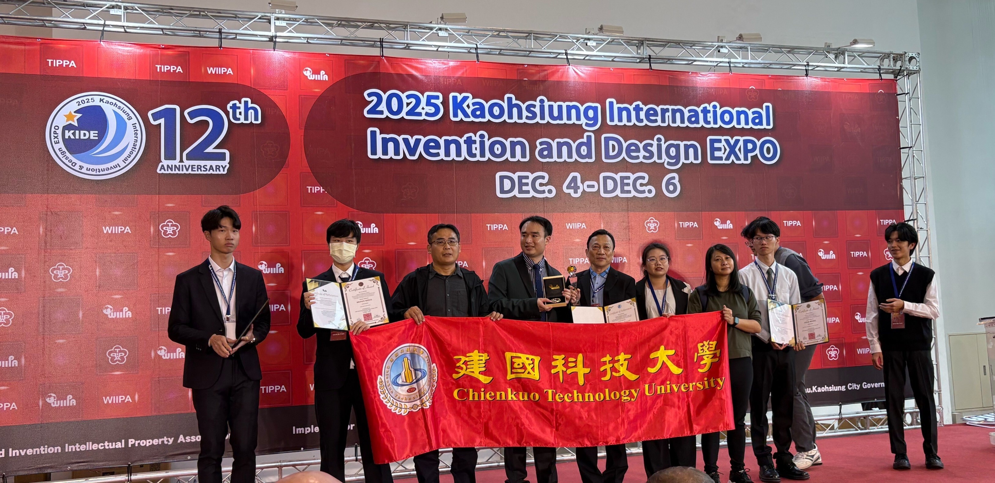 建國科大參加高雄發明展 勇奪4金3銀3銅並獲大會鉑金獎 【本校訊】 本校參加2025年12月4日至6日於高雄展覽館舉辦之「2025 高雄國際發明暨設計展 KIDE」,成果豐碩!本次共計推出10項學生創新作品參展,涵蓋智慧農業、環境永續、醫療輔具及創新生活設計等多元領域,所有參賽作品全數榮獲獎項,展現本校創新研發能量及教學實踐成果。 本次參展作品榮獲: 金牌獎:共4件,指導教師分別為廖仁傑老師、紀捷聰老師、卓武舜老師、張傳旺老師。 銀牌獎:共3件,指導教師分別為施靜君老師、吳秋錦老師、張瑋佳老師。 銅牌獎:共3件,指導教師分別為郭鴻耀老師、蕭蓉禎主任、黃顧文老師。 其中由廖仁傑老師指導之「廢用再循環紫外線空氣淨化機」更獲評審高度肯定,榮獲大會特別獎-鉑金獎,為本校再添榮耀。 參展作品亮點包括: AI語音多模控制技術於智慧農業應用:融合物聯網與語音互動系統,提升農業智慧管理效率。(金牌) 多旋翼UAV無人機應用GPS導航之無線充電裝置:創新整合無人機導航與綠能充電技術,應用潛力高。(金牌) 深保的太陽能市電兩用淨水器:兼顧離網與市電雙模運作,落實偏鄉安全飲水願景。(金牌) 嬰兒專用照護型點滴架:具備傾斜調整與護欄設計,提升嬰幼兒醫療照護品質。(銅牌) 本次獲獎作品由多位教師指導,橫跨電機系、機械系、商品遊戲系、經管系與美容系,學生們展現高度創意與實作能力,體現「做中學、學中創」之教學理念與跨域整合成果。 本校將持續鼓勵師生投入創新設計與發明實作,藉由參與國內外競賽拓展學生國際視野,強化實務能力,為培育具備解決問題與永續創新能力的優秀人才而努力。 研發長彭思顯獲邀擔任開幕剪綵儀式嘉賓 本校全體人員獲獎合影 廖仁傑老師「廢用再循環紫外線空氣淨化機」作品獲得大會特別獎-鉑金獎及金牌獎項 張傳旺老師「多旋翼UAV無人機應用GPS導航之無線充電裝置」作品獲頒金牌榮譽