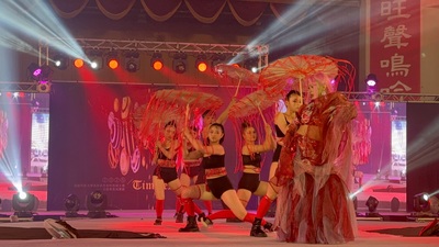 建國科大美容系於今日舉辦2025畢業成果展《Timeless 無盡視界》,以「跨越時間、突破感知、穿越意識」為理念,呈現學生在妝容、髮型與造型的廣域創作。