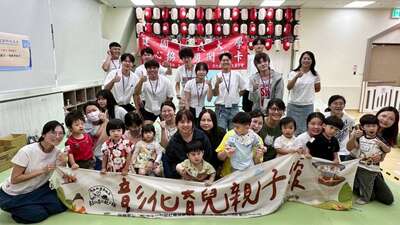母親節將至,建國科技大學學生會攜手愛心慈幼社、籃球社、美容系學會、運休系學會及熱舞社等多個社團,自4月底起發起一系列感人至深的母親節慶祝活動。(另開新視窗)